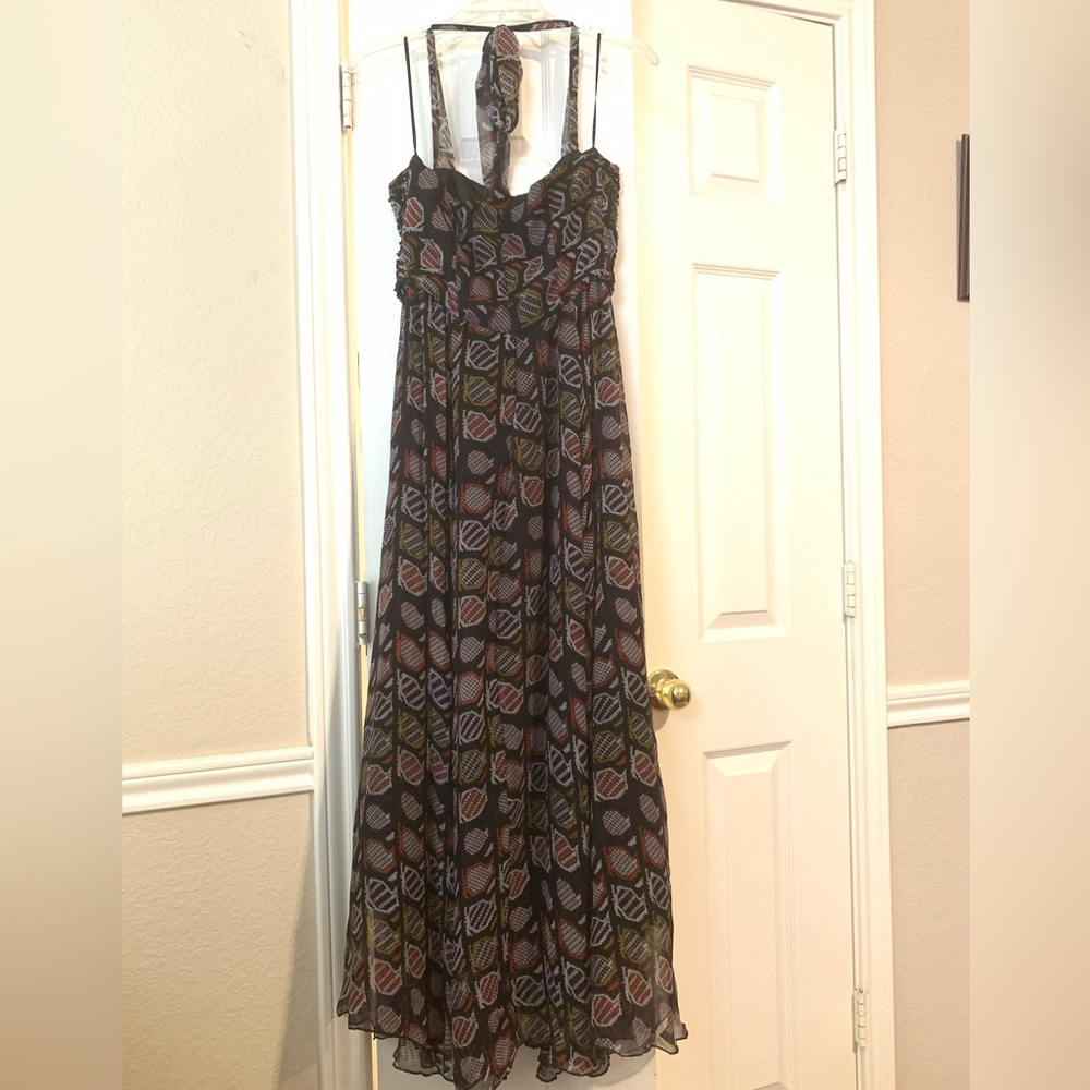 Maxi Dress that ties around the neck, beautiful print beaded front. Super cute!